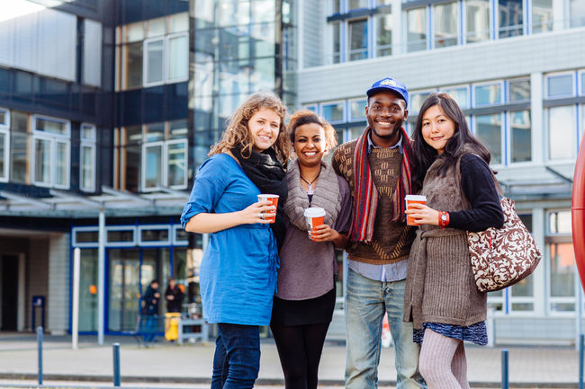 Mitten im Rheinland gelegen, bietet die Hochschule Bonn-Rhein-Sieg rund 8.000 Studierenden innovative Studienmöglichkeiten.