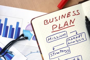 Aufgeschlagener Kalender und Grafikcharts