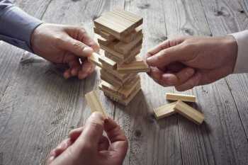 Hände, die Jenga spielen