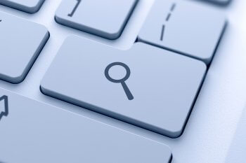 Taste mit Lupe auf Tastatur