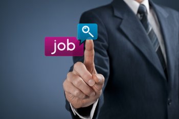 Mann im Anzug, der auf eine grafische Suche nach Jobs klickt