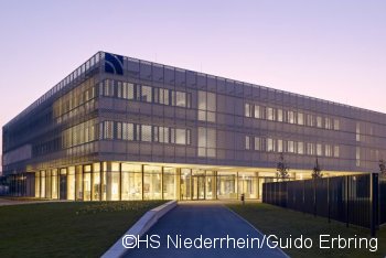 HS Niederrhein beleuchtet in der Dämmerung