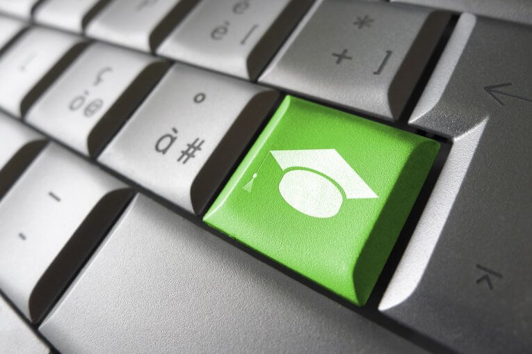 Taste mit Doktorhut auf Computertastatur