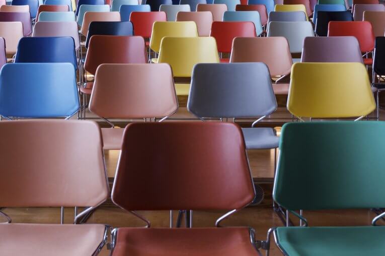 Leere Stuhlreihen