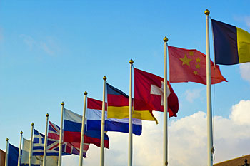 Flaggen in einer Reihe.