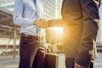 Zwei Geschäftsmänner reichen sich die Hand.