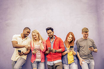 Internationale Studenten stehen in einer Reihe.