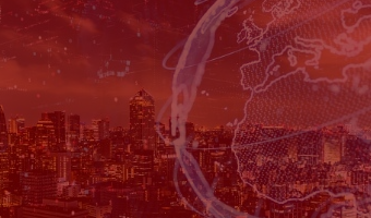 Stadt bei Nacht, überlagert von grafischer Abbildung der Weltkugel