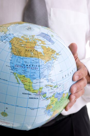 Mann hält Weltkugel in den Händen