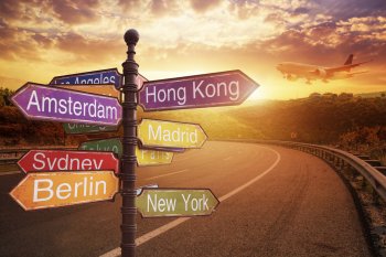 Wegweiser mit internationalen Städten