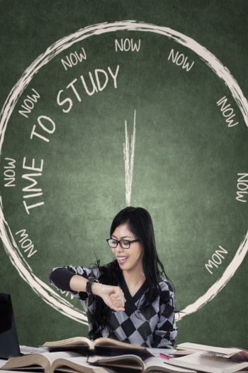 Studentin vor Tafel auf der Time to study steht