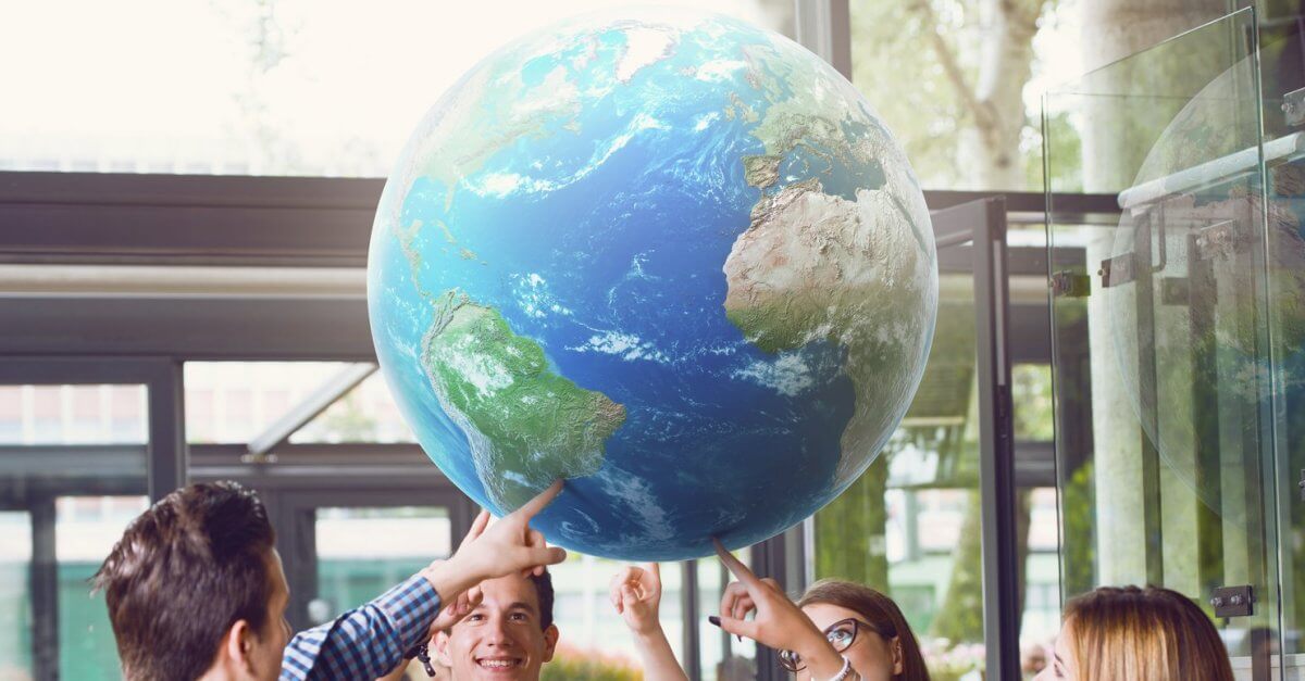 Studenten halten Weltkugel hoch